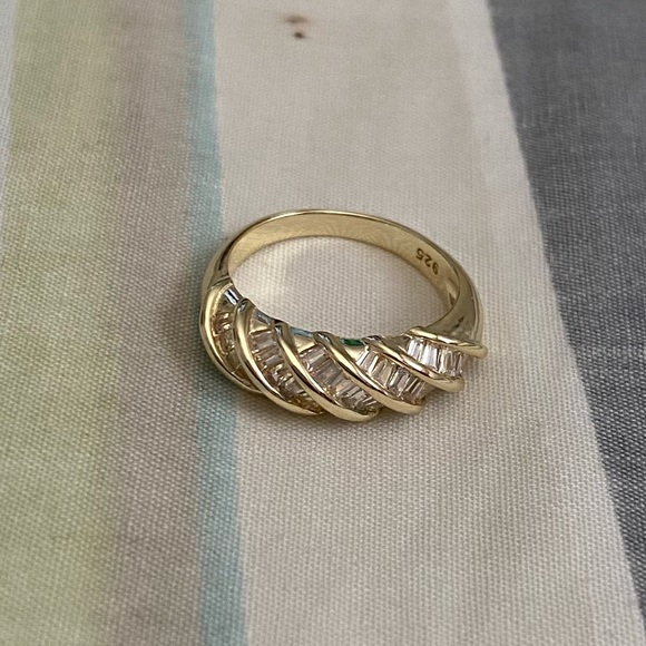 Twist baguette croissant ring with cubic zirconia stones - Picture 2 of 7